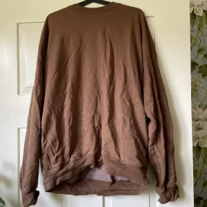 Brandy Melville sweatshirt - Fin brun sweatshirt från Brandy Melville. Oversized med fickor på sidorna. Skulle säga att den passar från S-L beroende på hur oversized man vill ha den.