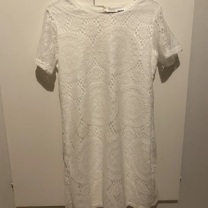 Vit klänning - Vit klänning från DM