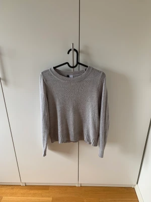 Stickad tröja - Säljer denna stickade tröja från hm i storlek xs