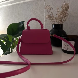 Miniväska - Liten rosa väska från Gina i fint skick!