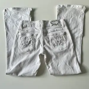 Vita lågmidjade bootcut jeans, liknar Miss Me jeans. Midjemått: 72 cm. Innerbenslängd: 73 cm. Hon på bilderna är 167 cm 💕