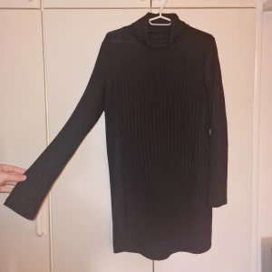 Stickad klänning - Super fin stickad ribbad klänning som även kan använda som en oversize tröja. Knappt använd🥰 Står storlek L, M kan även passas.