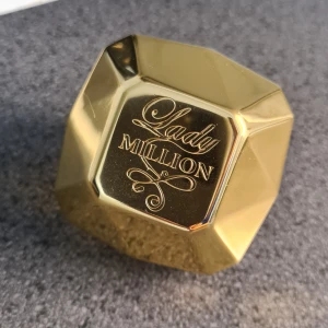 Lady Million EdP (30 ML) - Lady Million från Paco Rabanne strålar av karisma och sensualitet. En lekfull doft med förförisk attraktionskraft som lämnar ett lyxigt intryck. Doftfamilj – Blommig/Fruktig Toppnoter – Hallon, citron och neroli Mellannoter – Jasmin, gardeni