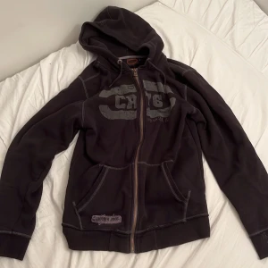 Svart hoodie med tryck - Svart hoodie från Crocker med tryck och dragkedja! Väldigt varm och snygg passform! 