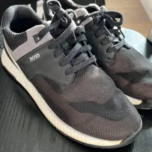 Stilrena casual herr sneakers från Hugo boss. Använd ett fåtal gånger. Ordinarie pris 1499.