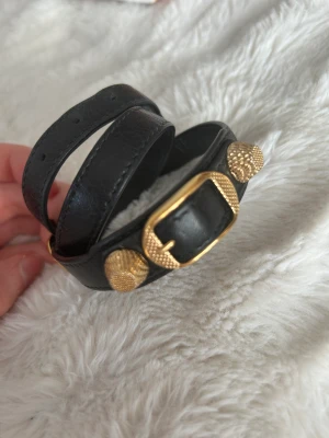 Balenciaga armband  - Säljer mitt superfina balenciaga armband då de tyvärr inte kommer till användning! Super fint skick & nästan helt oanvänt. Skriv privat för mer info/bilder💞
