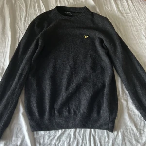 Lyle and scott stickad  - Säljer en stickad sweatshirt från lyle and scott. Den är i 10/10 skick då jag bara har använt den 2 gånger. Den är i storlek S men passar även XS  Nypris: 1100kr  