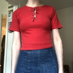 Röd t-shirt vintage - Röd ribbad t-shirt med snörning!