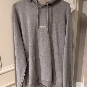 En les deux hoodie som jag fick för ett tag sen men har bara använt den 4 gånger och den känns fortfarande ny