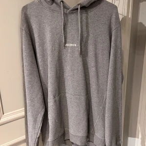 Les deux - En les deux hoodie som jag fick för ett tag sen men har bara använt den 4 gånger och den känns fortfarande ny