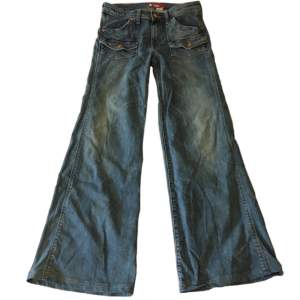 Supersnygga vintage jeans från H&M! 100% bomull, Midjemått 79cm Innerbenslängd 79cm Grenmått 24cm 