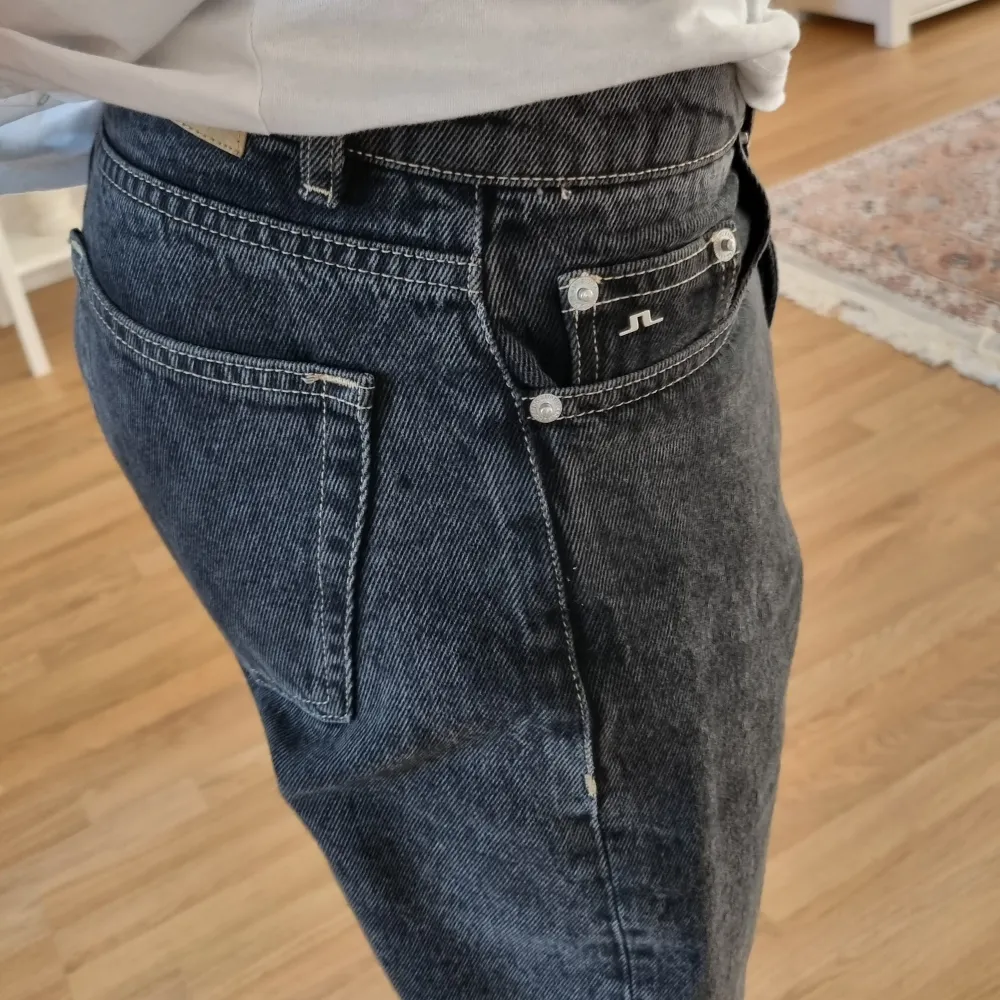 Ett par feta j.lindeberg jeans som är knappt använda. Skick 9/10. Regular fit och jag är 175cm. Jeans & Byxor.