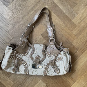 Guess väska - Snygg och rymlig guess väska