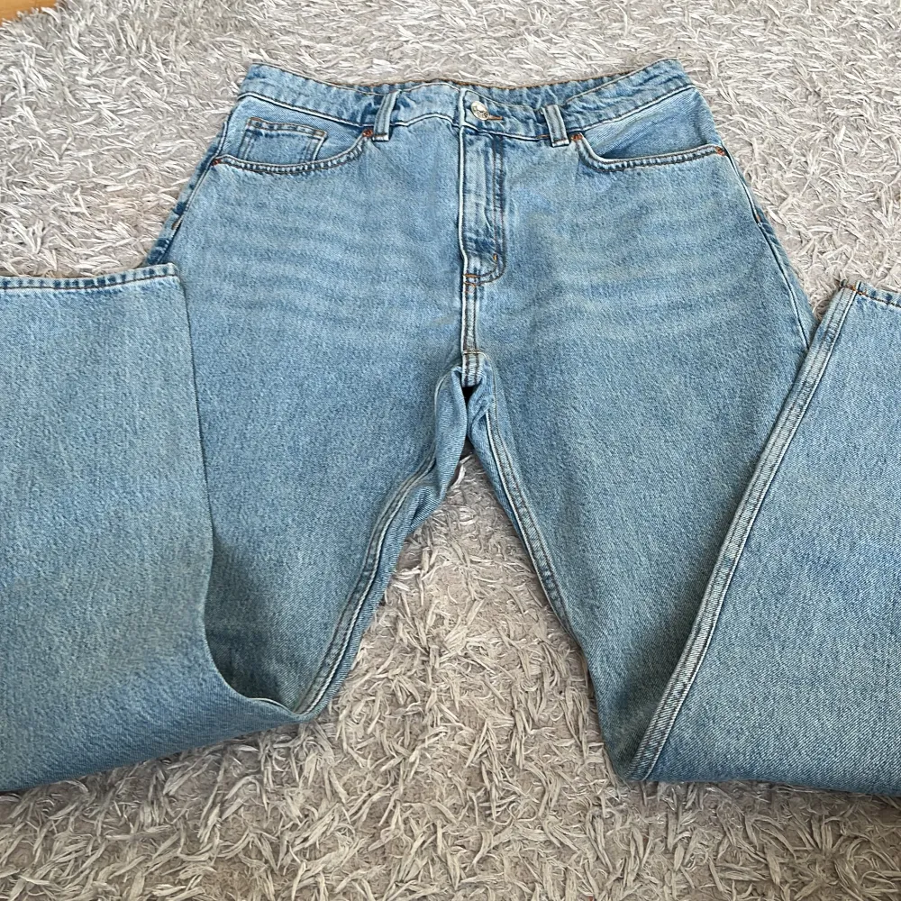 Ett par jättefina jeans från Monki i ett jättefint skick . Jeans & Byxor.