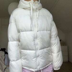 Jacka - En super varm och skön jacka från h&m i storlek S 🤍nypris: 550kr!