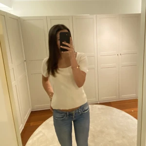 Vit Topp - Super söt vit topp i ull, super bra skick💗