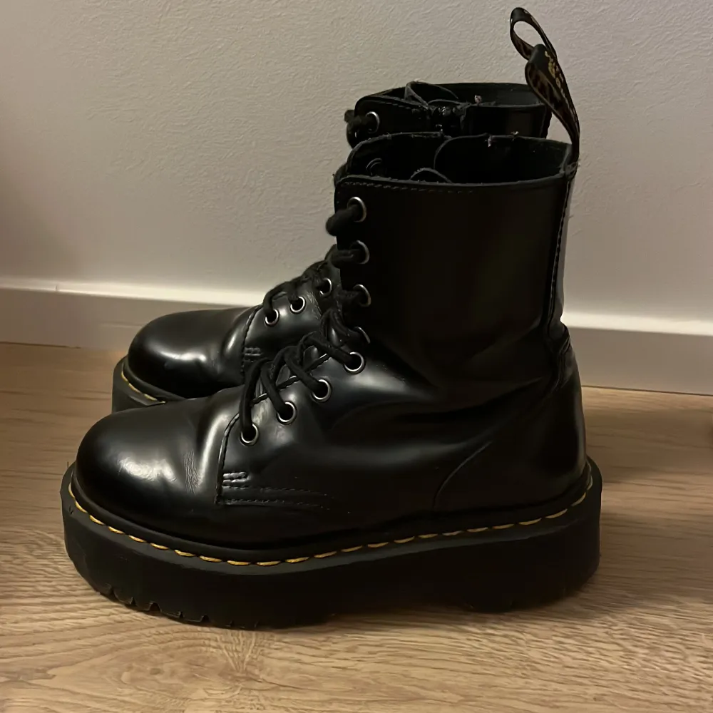 Säljer ett par sparsamt använda dr martens jadon i storlek 36. Kan skicka fler bilder om det skulle behövas ☺️ köparen står för frakten men kan också mötas upp i centrala Stockholm/Uppsala!. Skor.