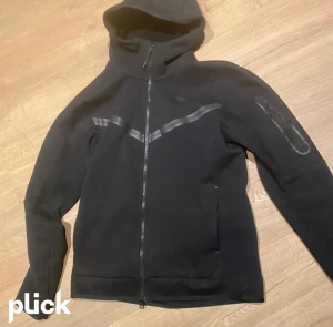Nike tech fleece  - En svart Nike tech fleece i nyskick Kvitto finns