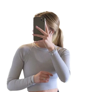 Träningströja + träningstopp - Två träningstoppar från HM. Säljs som ett set. Båda plaggen är i lila nyanser. Inga hål eller fläckar. 💗Den ena toppen går även att använda som sporttopp.