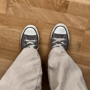 Converse - Grå converse i storlek 37. Använda men i bra skick. Hör av dig om du undrar något✨