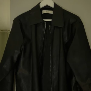 Sefr fejkläder - Sitter som vanlig L, sparsamt använd och i väldigt bra skick