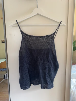 Virkad topp - Virkad mörkblå/svart topp, av min duktiga mamma:) djup i ryggen och passar mig som är stl M.