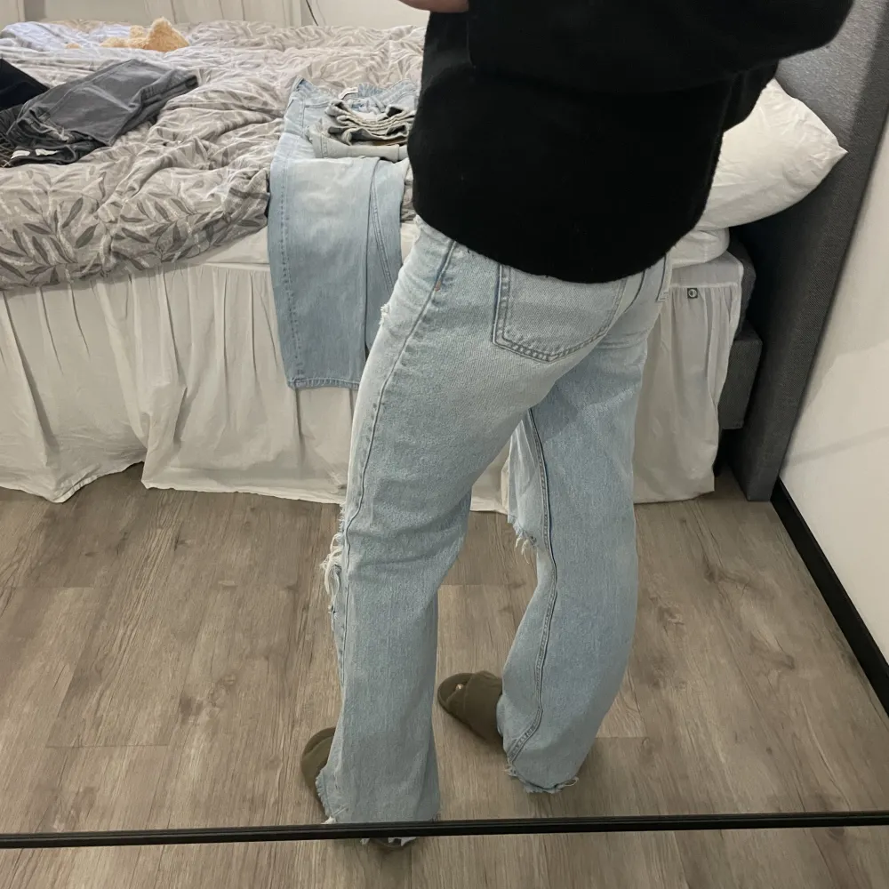 Säljer dessa jeans från Zara i storlek 32. Hör av er vid frågor🥰. Farkut & Housut.