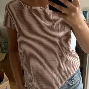 T shirt  - Randig i T-shirt i en koppar röd färg