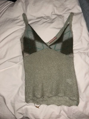 Glittrig stickad topp - Supercool stickad topp i mohair,  köpt second hand i paris💞