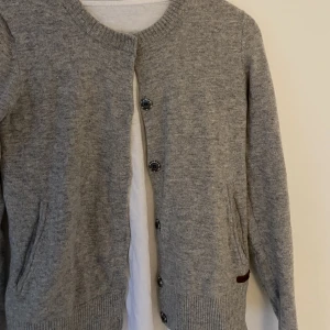 Peak performance cardigan  - Söt grå cardigan från peak performance i storlek M. Sitter som S. Säljer för att den är för liten