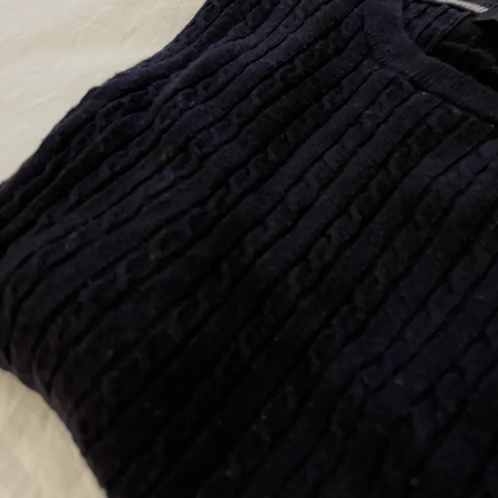 Säljer en jättefin stickad mörkblå tröja från Gina tricot. Jättefin till hösten🍁🍁. Tröjor & Koftor.