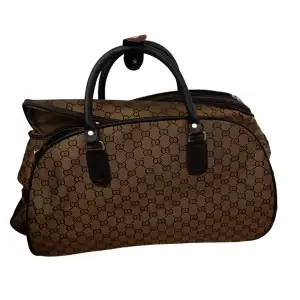 Säljer denna praktiska Gucci liknande väska, som har gott om plats och är perfekt när man ska resa. 