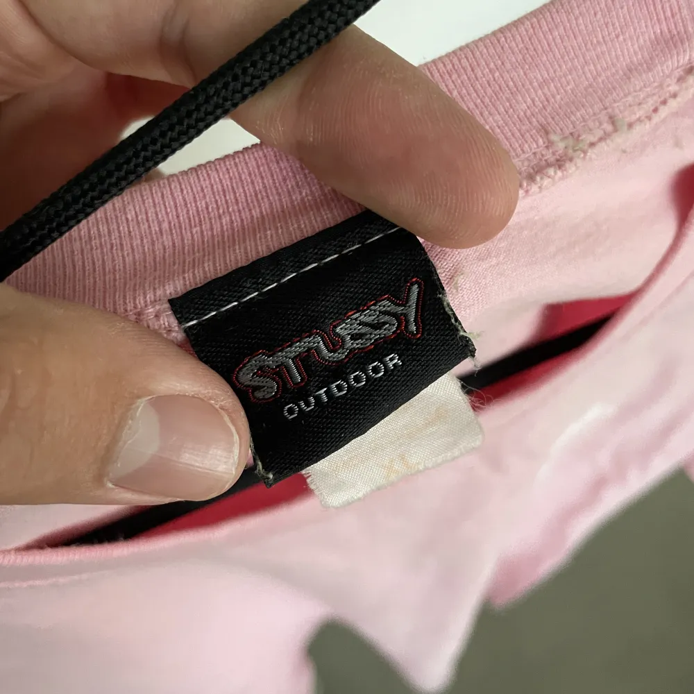 Rosa vintage tisha från Stussy. Storlek M skulle jag säga. . T-shirts.