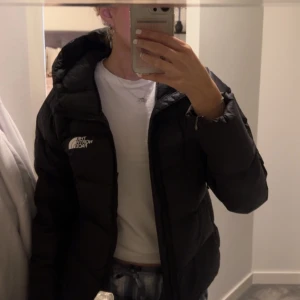 The north face  - Jag säljer min sköna vinterjacka. Den är verkligen i jättebra skick och är väldigt fin. Säljer den då jag har en ny jacka. Det är storlek xs/s 