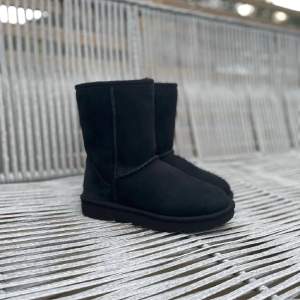 Säljer mina älskade uggs som jag använt förra vintern! I bra men använt skick men inga defekter, lånade bilder då dom ligger nedpackade! Kan gå ner i pris 🩷