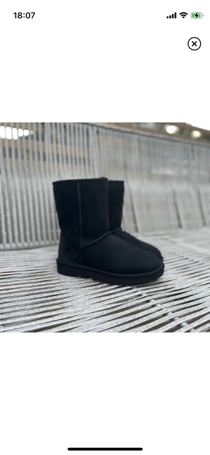 Svarta UGGs - Säljer mina älskade uggs som jag använt förra vintern! I bra men använt skick men inga defekter, lånade bilder då dom ligger nedpackade! Kan gå ner i pris 🩷