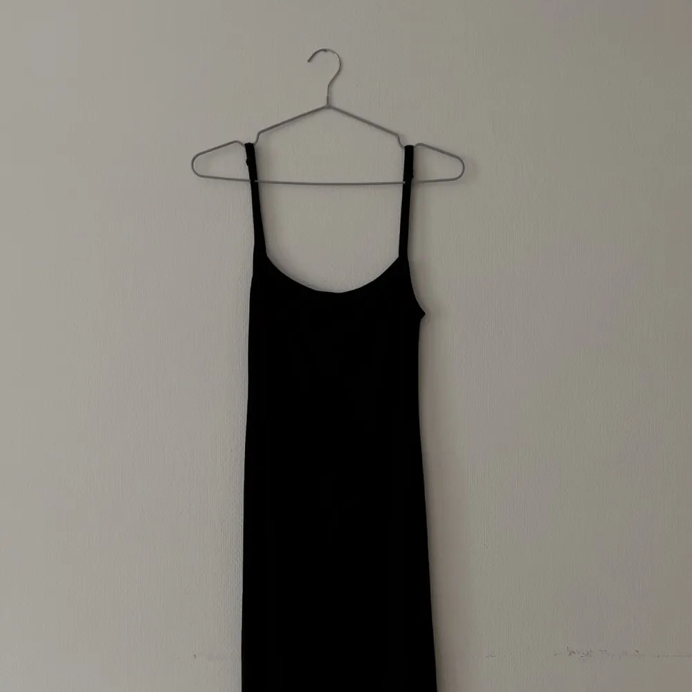 Så fin klänning från Chiquelle. Soft maxi klänning, slutsåld online. Storlek S. Klänningar.