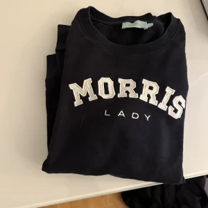 morris  - morris sweatshirt i storlek XS, nypris 1000kr på NK, den är marinblå och knappt använd!