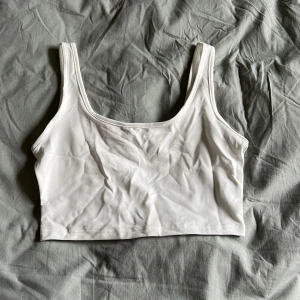 Vitt linne - Vitt kort linne. Oanvänt