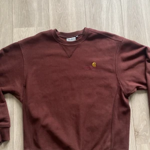 Carhartt - Säljer nu min vinröda carhartt tröja för att den inte används. Bra skick använd väldigt få gånger ny pris 1 100kr 