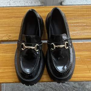 säljer dessa fina grova loafers från asos, storlek 36! men 