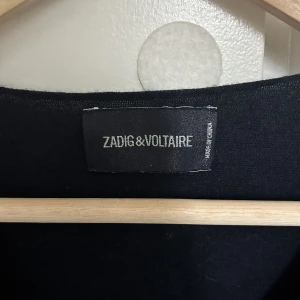 Zadig voltaire tröja - Intressekoll på denna jättecoola mörkblåa zadig tröja med v ringning och tryck på ryggen där det står rock!🤘💖100% merino wool 