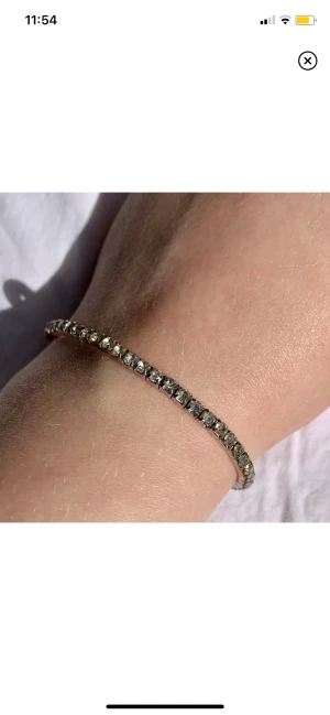 Armband  - Supergulligt armband i nyskick. Frakt tillkommer på 18kr. Kom gärna med prisförslag 💕