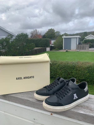 Axel Arigato skor - Säljer ett par Axel Arigato skor i 8 av 10 skick i storlek 42. Box och dustbag medföljer. Hör av er om ni har några frågor. Pris kan diskuteras vid snabb affär!