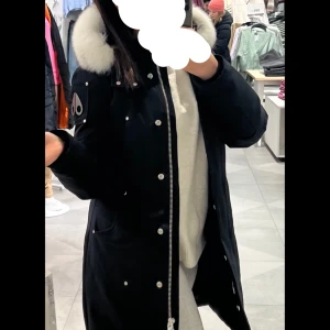 Moose knuckles vinter jacka  - Säljer min fina Moose Knuckles sterling parka köptes förra året och är knappt använd, säljer den på grund av att storleken inte passar mig längre, hör gärna av dig för fler bilder😊  Den har två stycken pompoms men jag har lagt in dom i luvan på bilden,   