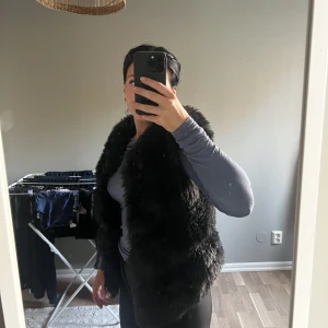 Svart päls väst  - Fint skick 