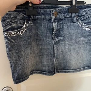 Lågmidjad kjol  - Jättefin Lågmidjad jeanskjol med mönster på bakfickorna storlek medium 