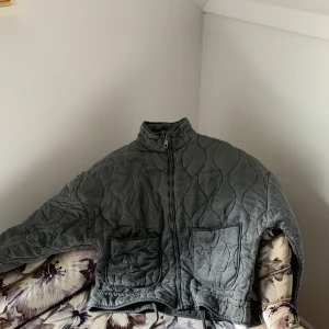Höstjackan från Zara - Säljer denna superfina gråa jacka från Zara. Strl S och true to size. Den är köpt på Zara i Berlin förra hösten för ca 700 kr. Använd 5 gånger och helt felfri. 400 kr + frakt.