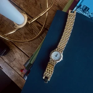 Dam Klocka  - Säljer ett vintage dam ur från 90 talet. Den är guldfärgad och påminner mycket om mockberg! obs batteriet behöver bytas ut därav priset