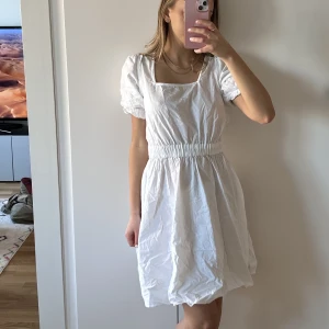vit klänning (Only) - Vit klänning från Only med puffärmar i storlek S. Den är knappt använd & i nyskick, dock har den blivit superskrynklig i min garderob som ni ser, förlåt för det! (lågt pris pga det) Självklart går den att strykas. Hör av dig om du undrar något🤍✨🎧⚡️